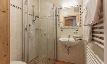 Badezimmer mit Dusche und WC