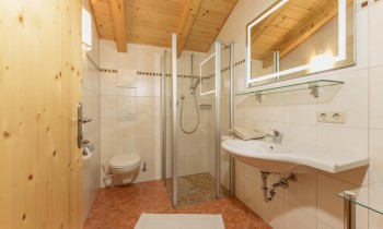 Badezimmer mit Dusche und WC