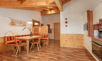 Wohnzimmer im Appartement Rot